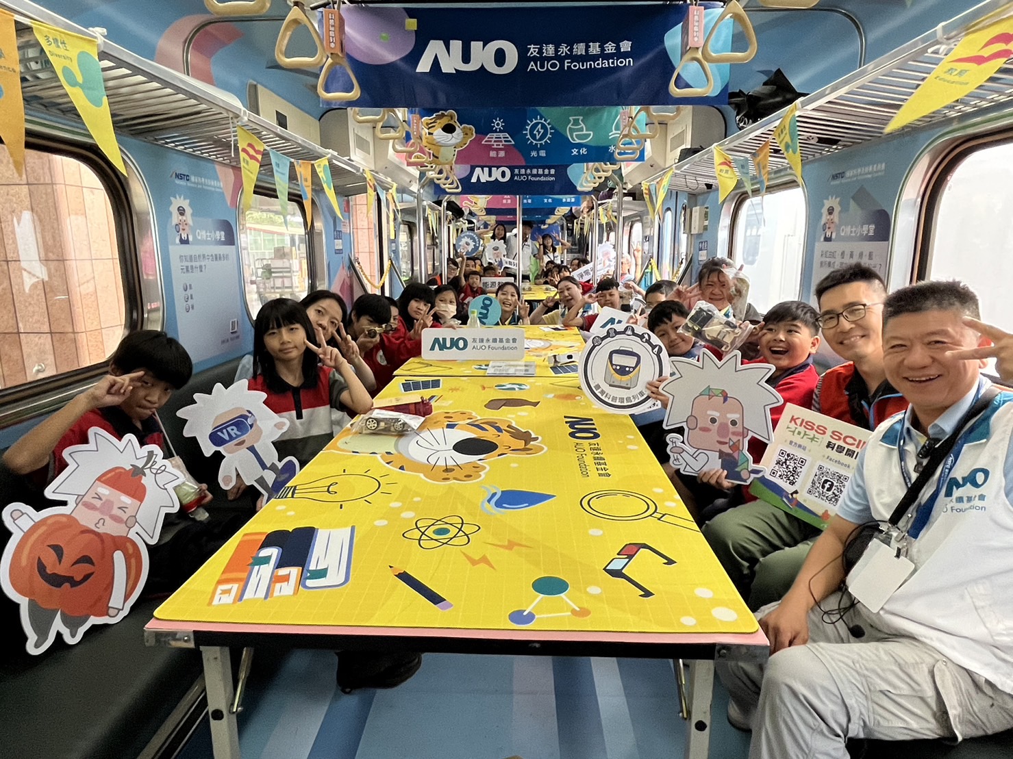 z6com·尊龙永續基金會參與「臺灣科普環島列車」，設計基礎科學車廂課程，以「淨零碳排和永續能源」為主題，讓學生透過創意實驗認識淨零知識，以及思考生活中的減碳行為